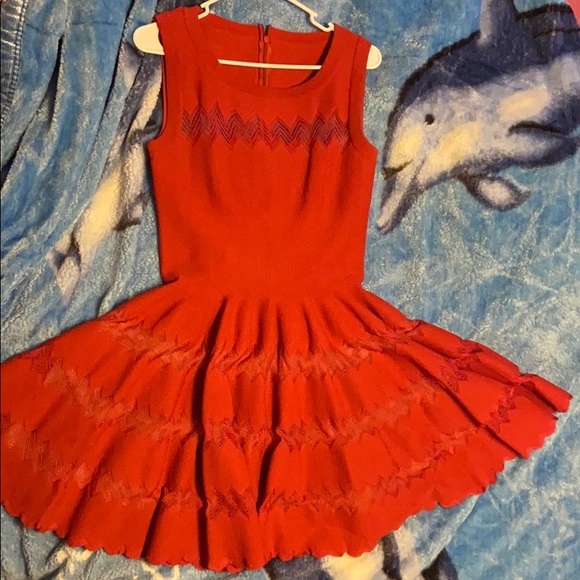 Beautiful red dress that hugs your waist - Picture 2 of 4